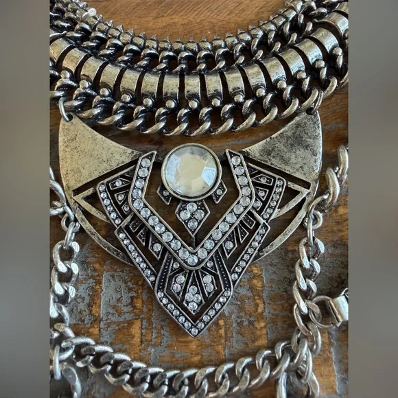 Antique silver tone statement necklace with rhinestones - Picture 5 of 7